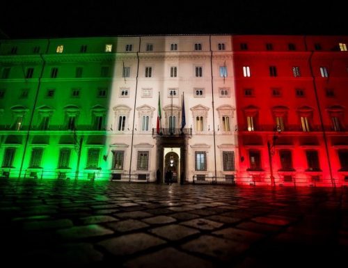 Alle 12 bandiere a mezz’asta e minuto di silenzio in tutta Italia: anche Rai e Mediaset aderiscono