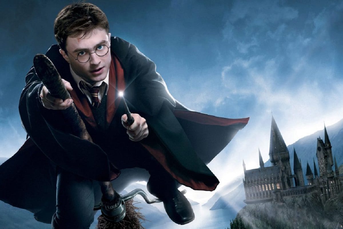 Il fenomeno letterario Harry Potter, di J.K. Rowling, attualmente in onda su canale5, arriva nelle nostre case grazie a un click su Amazon