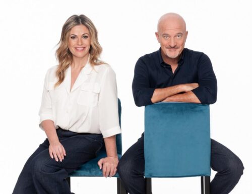 Zelig 2022, prima puntata in replica su Canale5. Con Vanessa Incontrada e Claudio Bisio, torna lo storico show comico di Gino e Michele