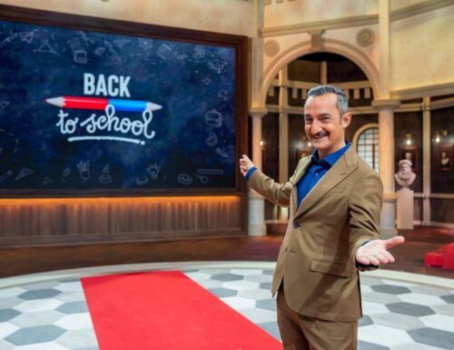 Back to school, prima puntata su Italia1. Parte lo show di Nicola Savino in cui i vip tornano a scuola, sotto l’occhio vigile dei bambini