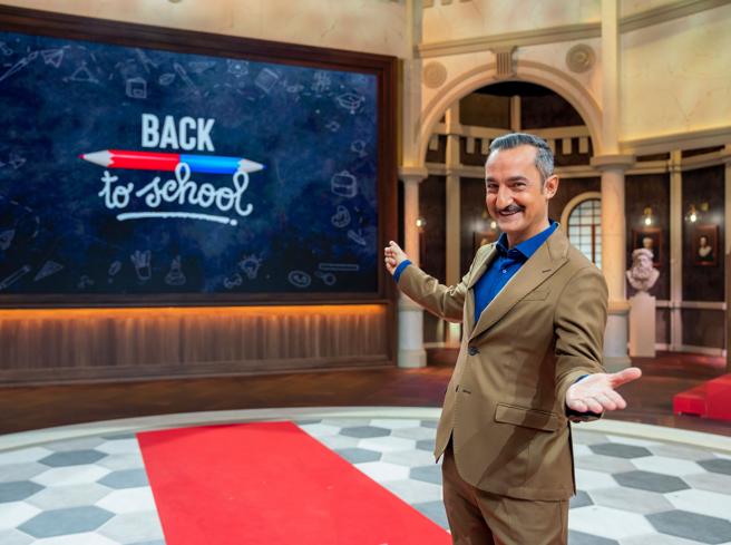 Back to school prima puntata su Italia1. Parte lo show di Nicola Savino in cui i vip tornano a scuola, sotto l'occhio vigile dei bambini