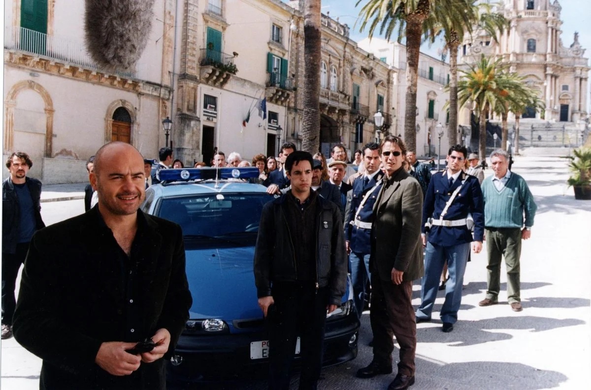 Fiction Club · Il ladro di merendine, con Luca Zingaretti. In onda il primissimo episodio con protagonista Montalbano, in prime time su Rai1