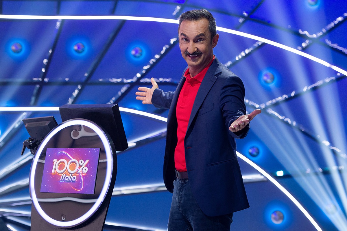 100% Italia Special, prima puntata su Tv8. Debutta in prima serata il game show condotto da Nicola Savino, in un’inedita versione